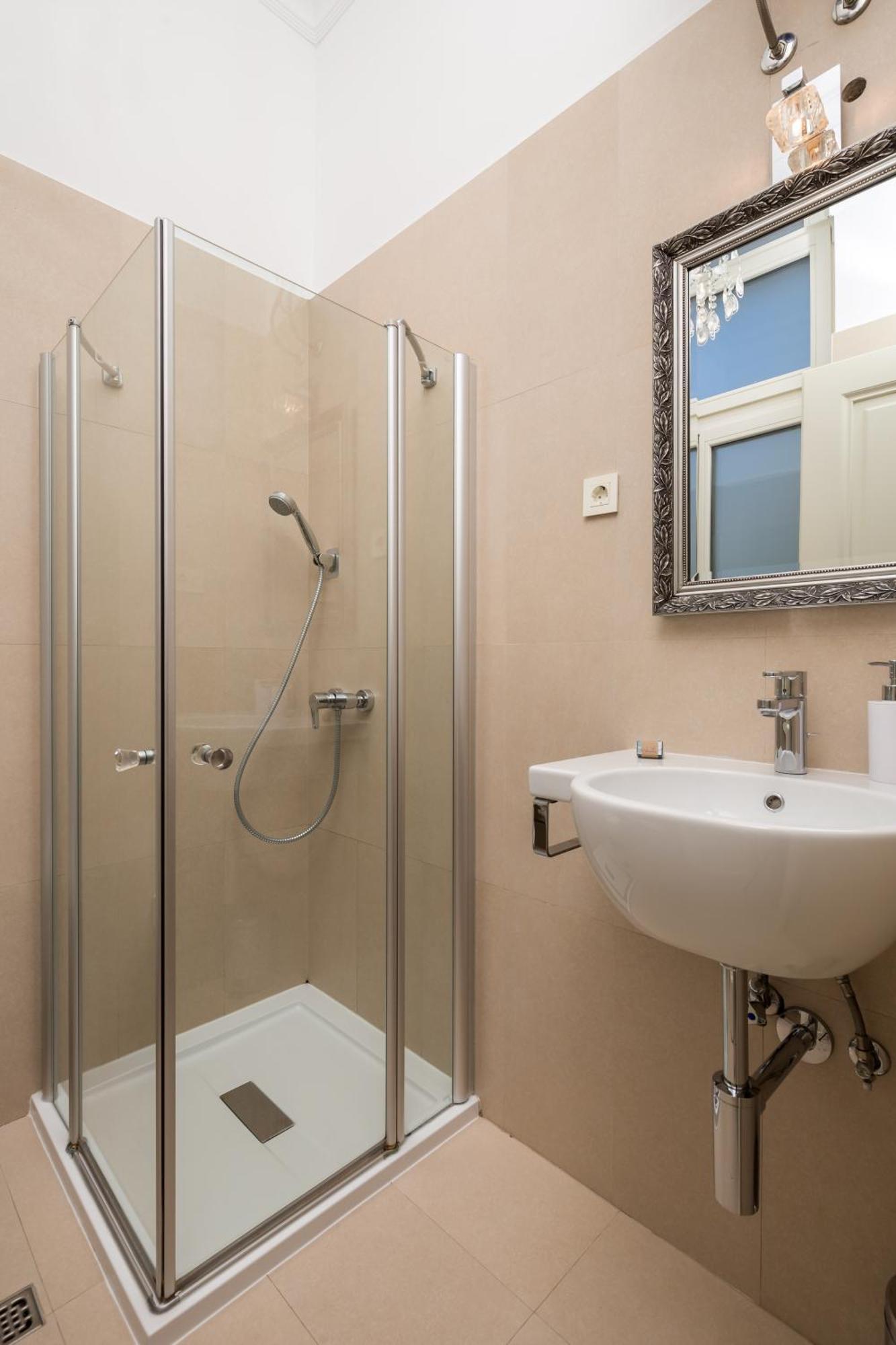 Villa Sokol Apartments Opatija Center 객실 사진