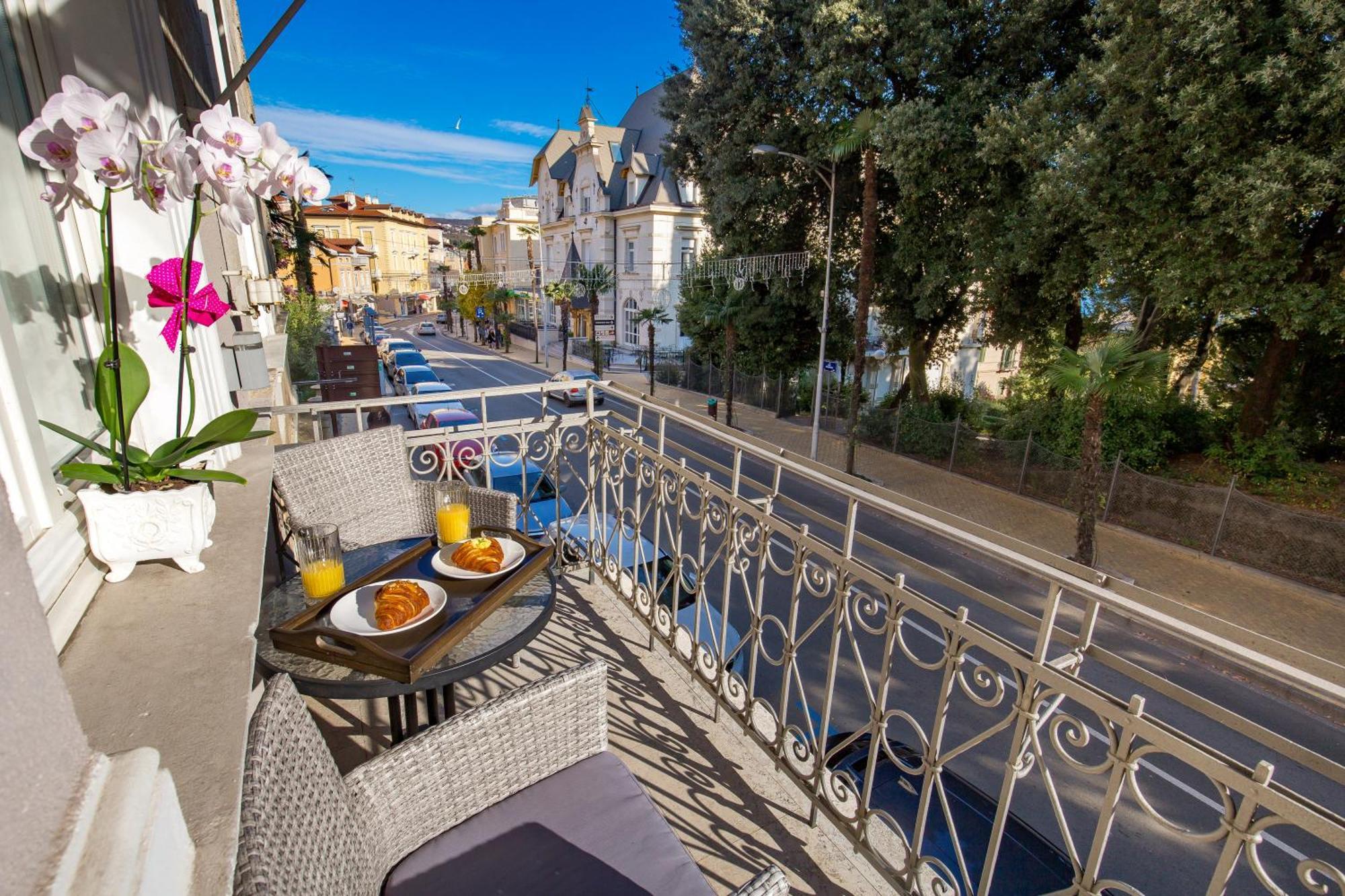 Villa Sokol Apartments Opatija Center 객실 사진